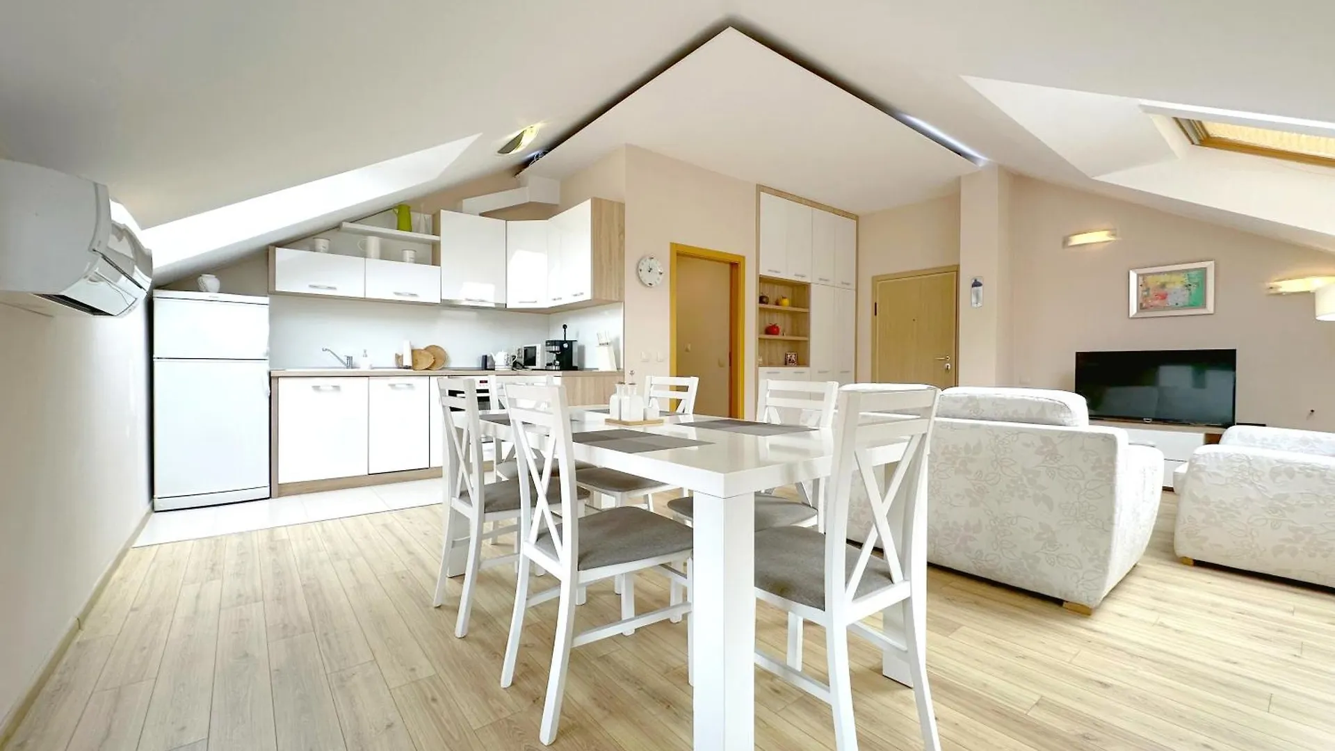 Old City Views - Luxury 2Bdr Apt & Free Parking София 0*,