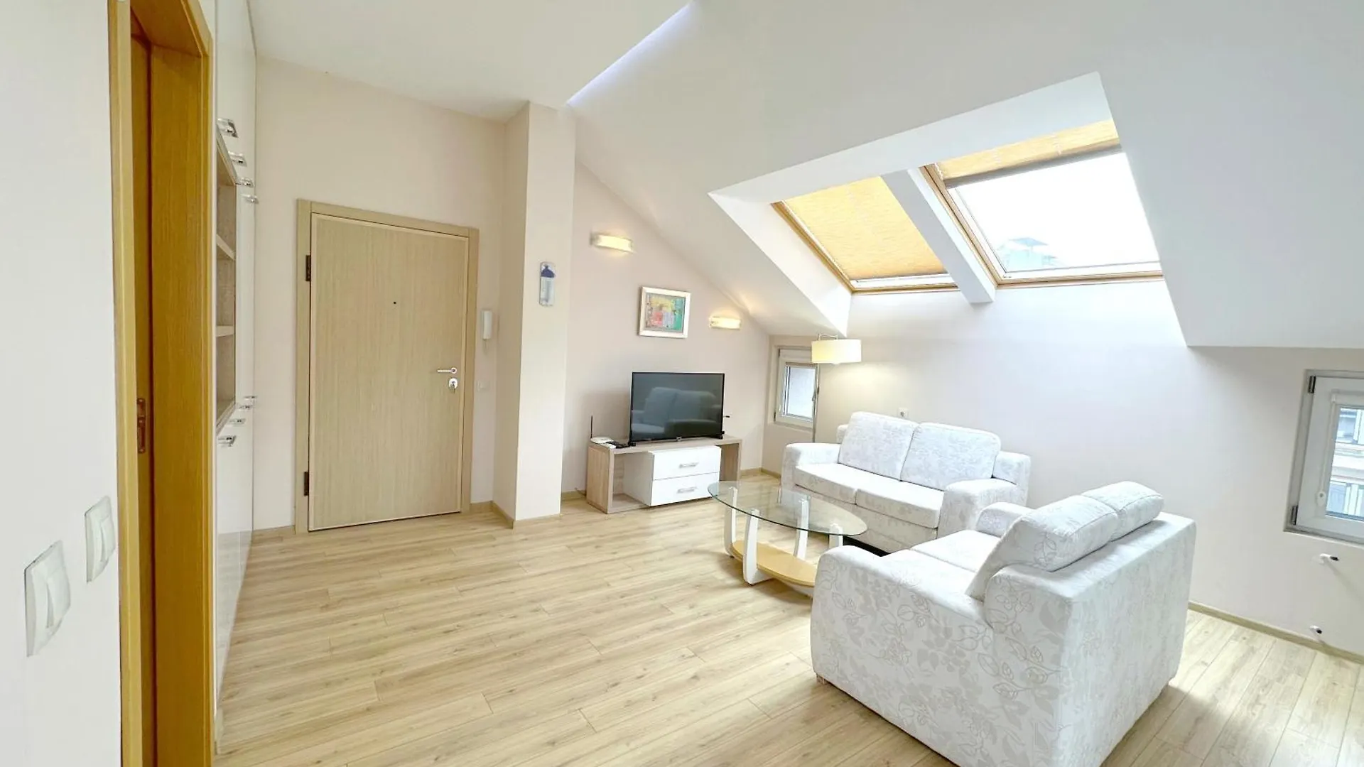 Old City Views - Luxury 2Bdr Apt & Free Parking Sófia